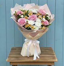 Букет цветов из:  Гвоздики, Орхидеи и Розы в Вихоревке