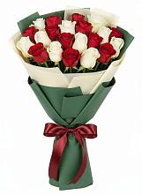 Букет Микс из красных и белых роз в Вихоревке