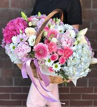 Композиция солнечный день в Вихоревке Цветочная композиция из Розы, Хризантемы, Пионы и Лизиантусы в корзине в Вихоревке