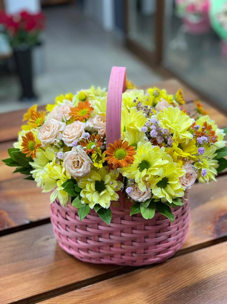 Цветочная композиция из Хризантемы и Розы в корзине в Вихоревке