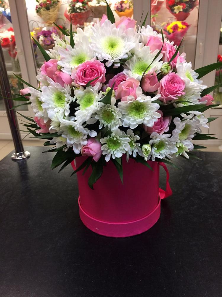 Цветочная композиция из Розы и Хризантемы в шляпной коробке в Вихоревке