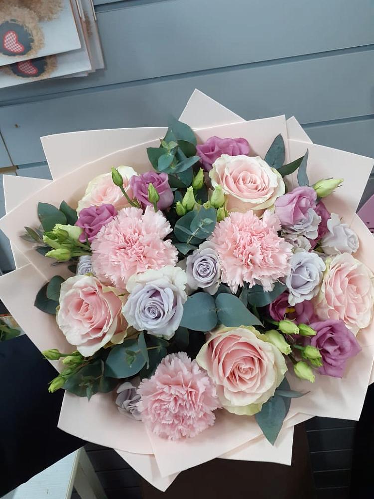 Букет цветов из: Розы, Гвоздики и Лизиантусы в Вихоревке