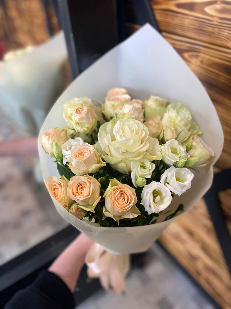 Букет цветов из: Розы и Лизиантусы в Вихоревке